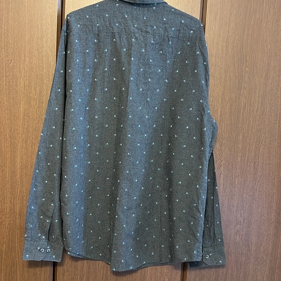 Quicksilver and Billabong long sleeve/shortsleeved button up. Size men’s large - Picture 5 of 9